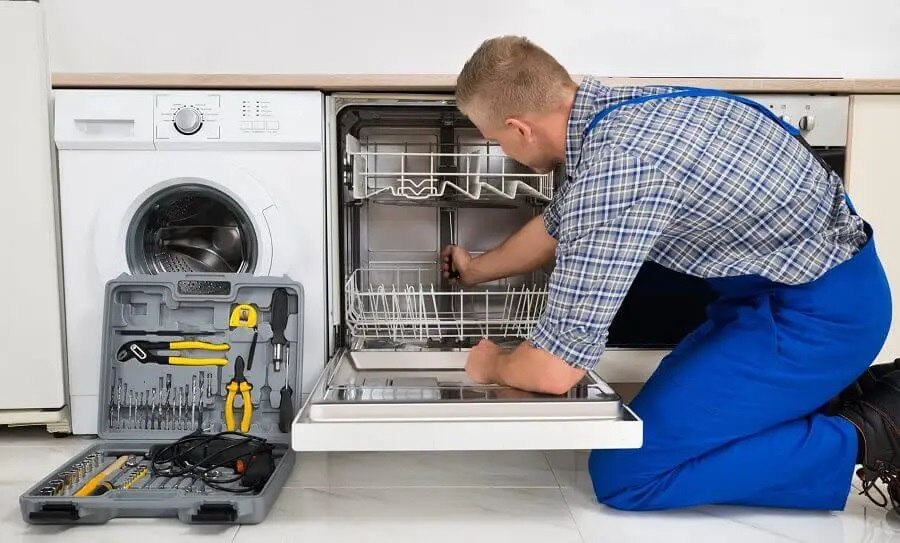 Bergama Hotpoint servisi teknisyen ekibi beyaz eşya tamiri yaparken